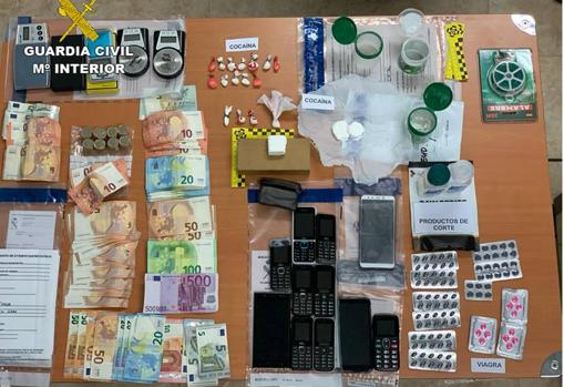 Dinero, cocaína y otros objetos intervenidos a la banda