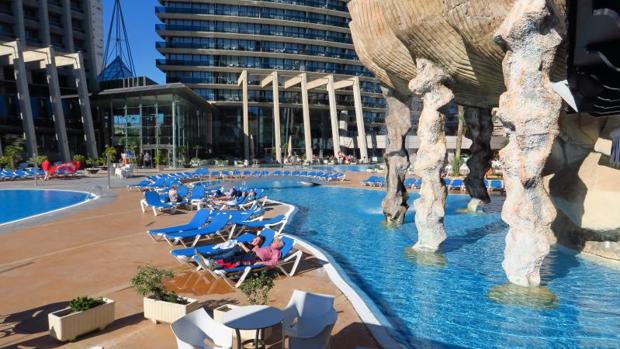 Turistas en la terraza de un hotel de Benidorm