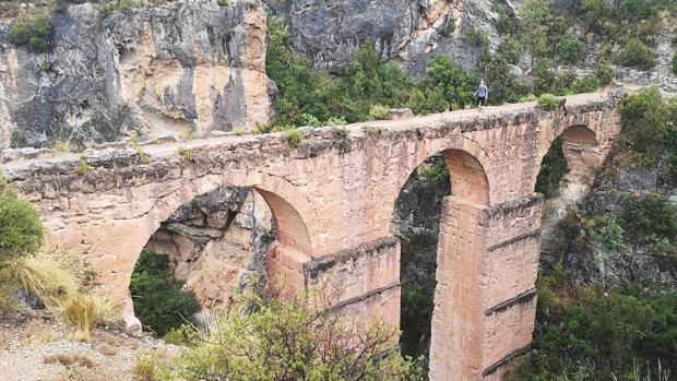 Imagen actual del acueducto de la Peña Cortada en Chelva (Valencia)