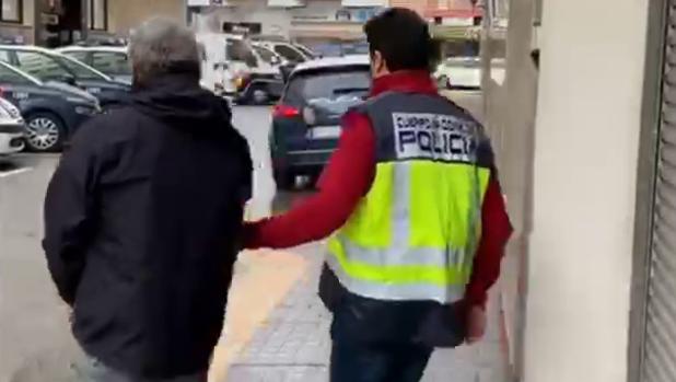 El ladrón custodiado por la Policía Nacional