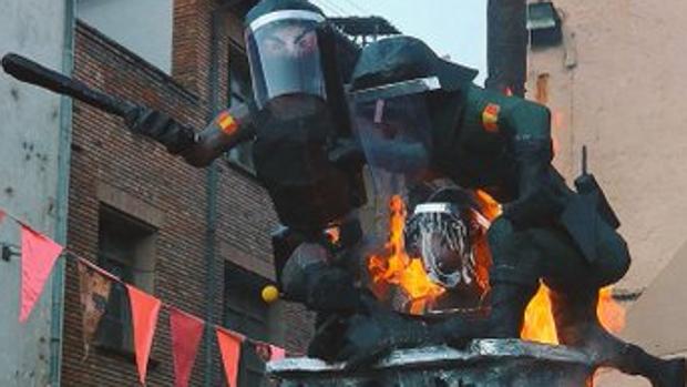 Imagen de las figuras de los policías quemados en Ribes