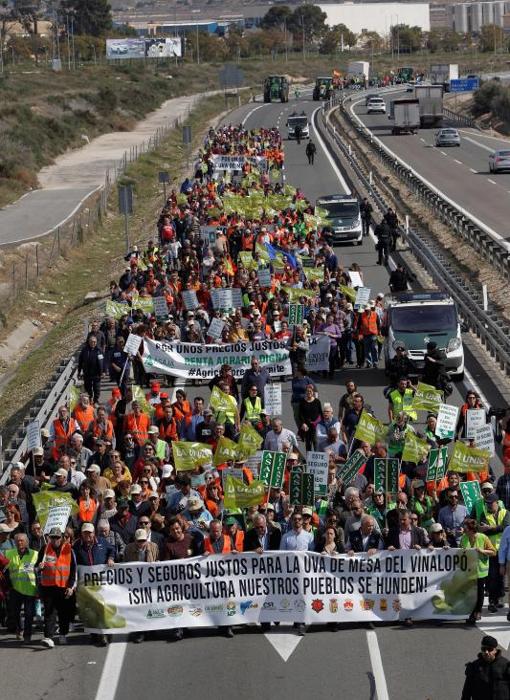La protesta cortando el tráfico de la autovía