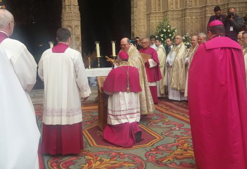 El nuevo arzobispo, con el deán, en la ceremonia celebrada en el atrio