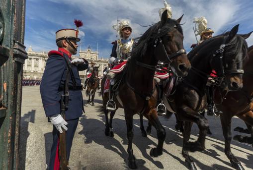Salida de la guardia tras el relevo
