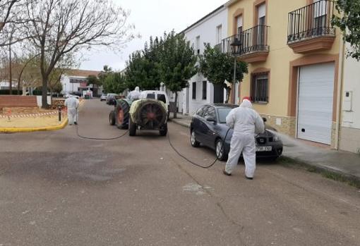 Agricultores desinfectando una calle de un pueblo de Castilla-La Mancha