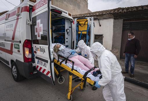 Las ambulancias de cruz Roja sirven de refuerzo a la sanidad pública
