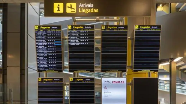 Imagen de Barajas durante la pandemia con los paneles de vuelos casi vacíos