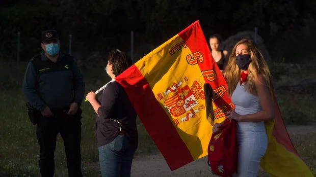 Vecinos con banderas cerca del chalet de Pablo Iglesias