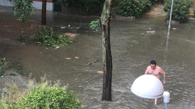 https://static4.abc.es/media/espana/2020/05/25/agua-barrio-aeropuerto1-ko6C--620x349@abc.jpeg