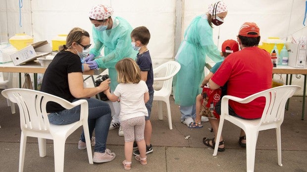 Una familia se somete, ayer, a las pruebas de seroprevalencia realizadas en el recinto ferial de Torrejón de Ardoz