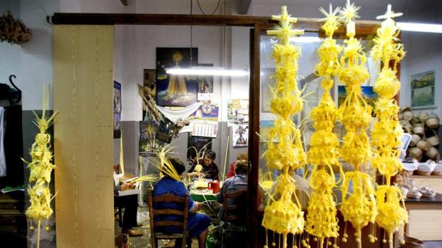 Taller artesano donde se preparan los tradicionales ramos de palma blanca para Semana Santa