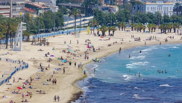 La playa del Postiguet de Alicante, este jueves en la desescalada por el coronavirus