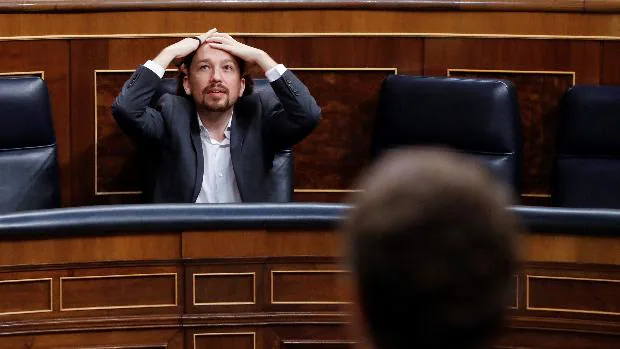 Iglesias se lleva las manos a la cabeza en el pleno del Congreso