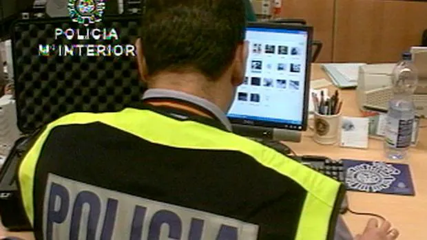 Imagen de archivo de un agente de la Unidad de Investifación Tecnológica de la Policía