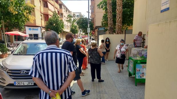 Cola en el centro de salud de Mutxamel, este viernes