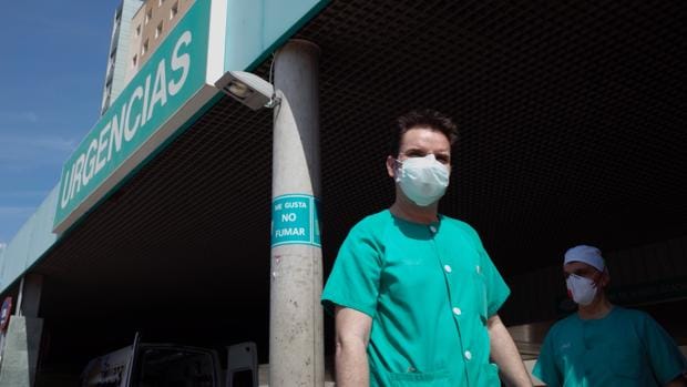 Sanitarios a las puertas del servicio de urgencias del hospital Miguel Servet de Zaragoza