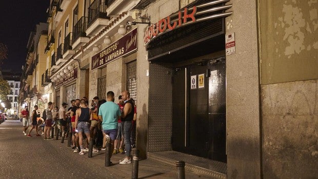 Jóvenes esperan para entrar en una discoteca