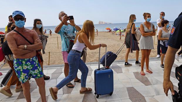 Imagen de turistas en la playa de Benidorm, tomada este verano de 2020