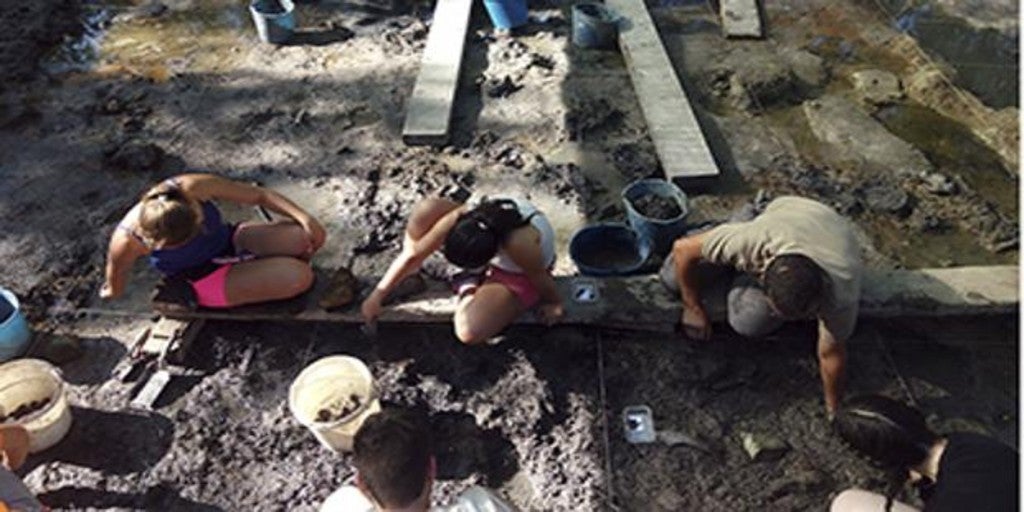 Hallan cuchillos rituales usados para desmembrar difuntos en una cueva neolítica de Israel