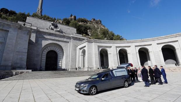 El cortejo fúnebre de Franco durante el traslado del Valle de los Caídos