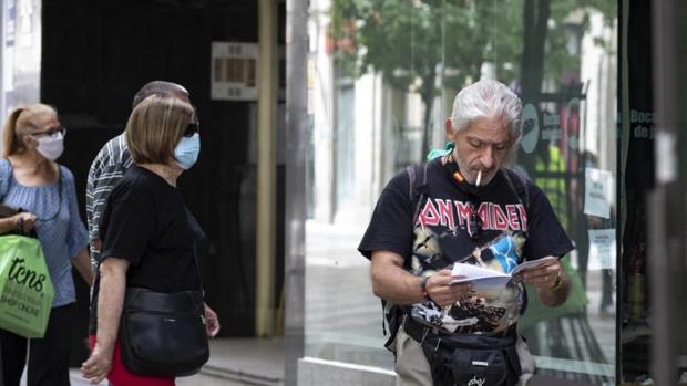 Un hombre fumando por la calle, sin respetar las distancia de seguridad, ayer en Madrid