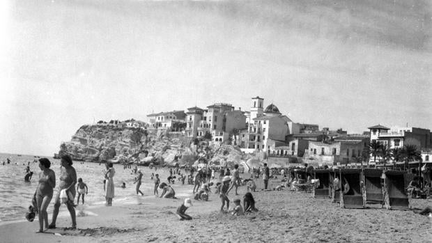 Imagen de la playa de Benidorm tomada en 1956