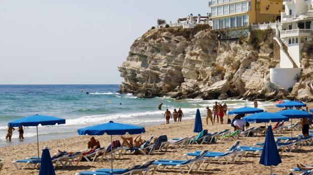 Playa con pocos turistas en Benidorm