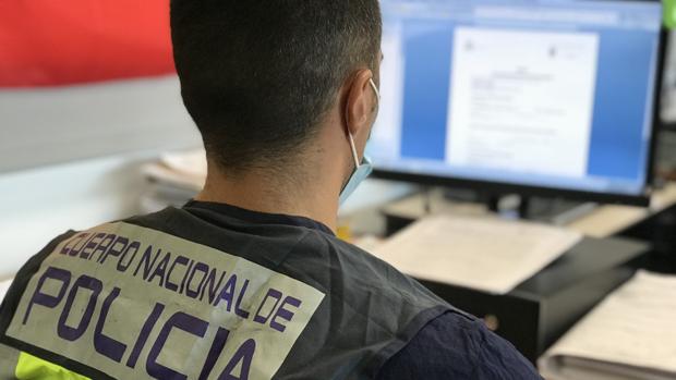 Un investigador de la Policía Nacional revisa información en Internet