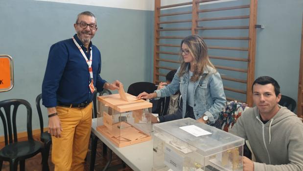 El concejal de Compromís Josep Castiñeira, votando en las Elecciones Generales, en una imagen difundida por Compromís en sus redes sociales