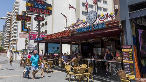 Clientes en un bar de Benidorm