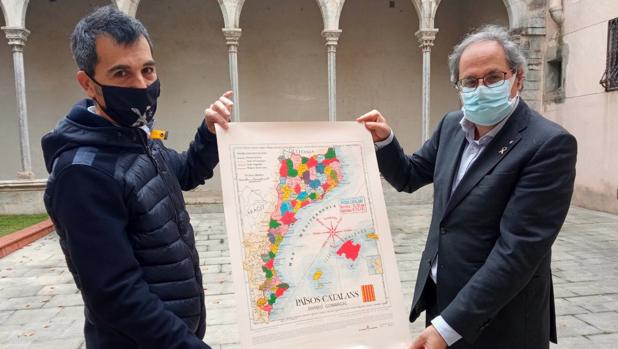 Foto difundida por Quim Torra en su cuenta de Twitter con el mapa de los «países catalanes» presentado en Ibiza hace unos días