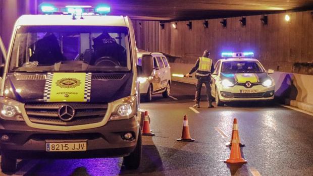Control de la Policía Local en la avenida de Denia en Alicante, de madrugada durante el toque de queda