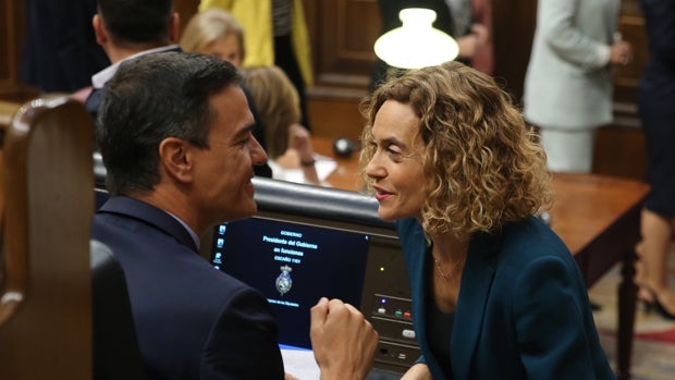 El presidente del Gobierno, Pedro Sánchez, y la presidenta del Congreso, Meritxell Batet, en una imagen de archivo