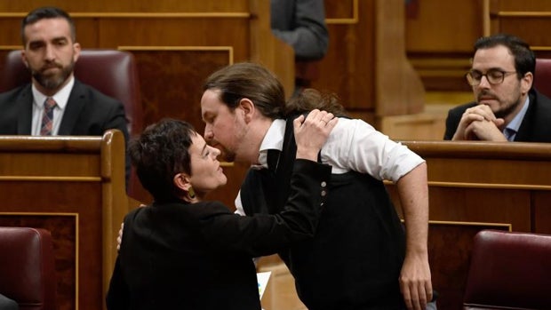 Pablo Iglesias saluda a la portavoz de Bildu Mertxe Aizpurua en el Congreso