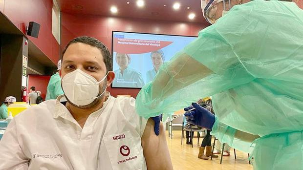 Julio Armas recibe la vacuna contra el coroanvirus en una imagen difundida por él mismo en sus redes sociales