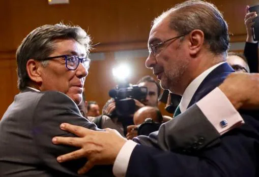 Arturo Aliaga (PAR) y Javier Lambán (PSOE), en la segunda investidura del socialista al frente del Gobierno de Aragón, el 31 de julio de 2019