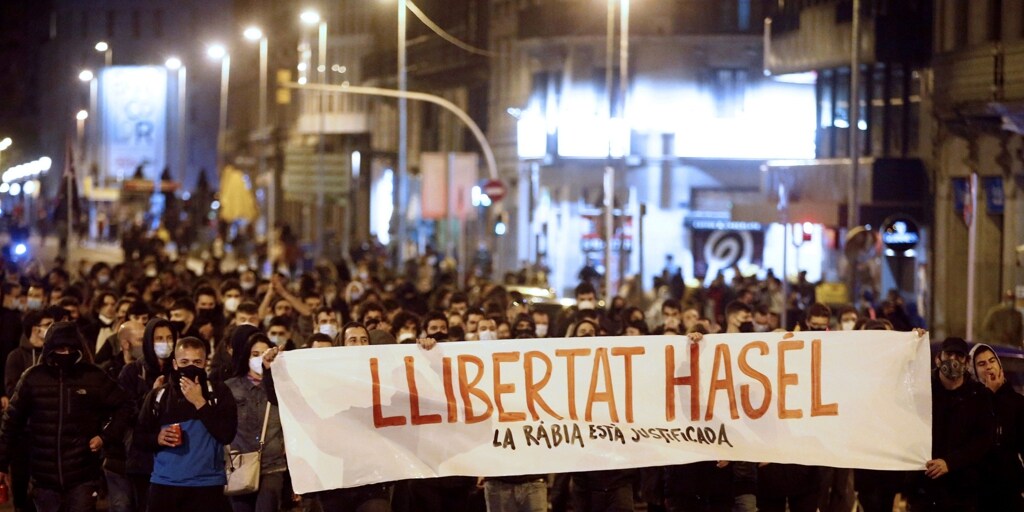 Vandalismo, pillaje y pedradas contra los Mossos y el Palau de la Música en la quinta noche de protestas en Barcelona