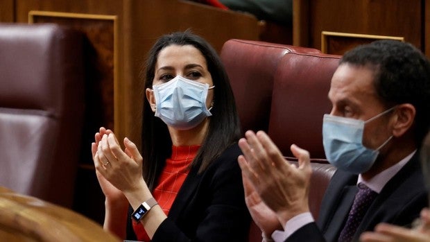 Inés Arrimadas durante el pleno del Congreso junto a Edmundo Bal