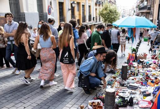 Otra imagen típica del Rastro, en su primer día de reapertura al 100%