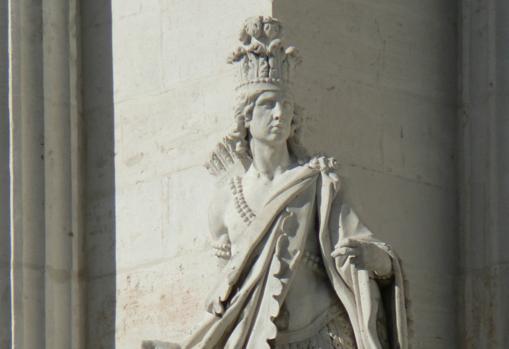 Moctezuma. The image of the last Aztec emperor (1466-1520) emerges in a corner of the main entrance of the Royal Palace
