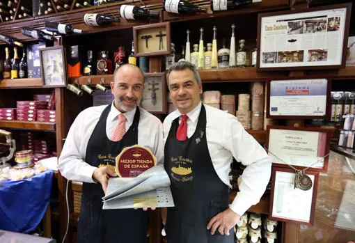 Fernando Cuartero y su &#039;mano derecha&#039;, David, muestran el premio de mejor tienda de España