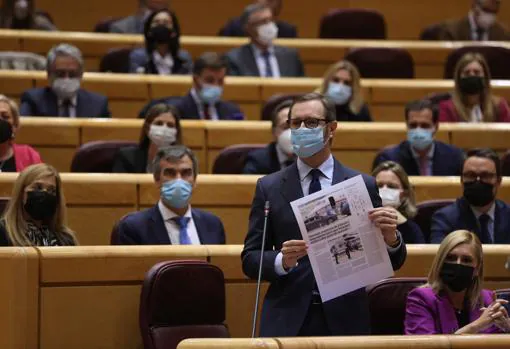 The senator of the PP, Javier Maroto, shows the information published by ABC