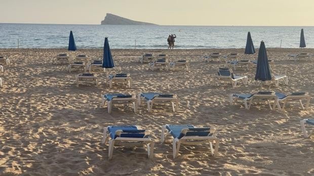 Aspecto de la playa en Benidorm vacía con la isla al fondo