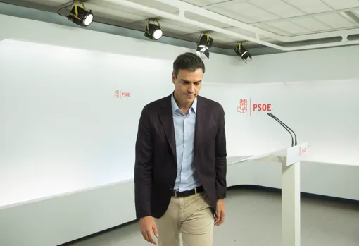 El 1 de octubre de 2016, el Comité Federal del PSOE forzó la dimisión de Sánchez. En la oposición, el partido estaba roto ante el riesgo de celebrar elecciones por tercera vez consecutiva