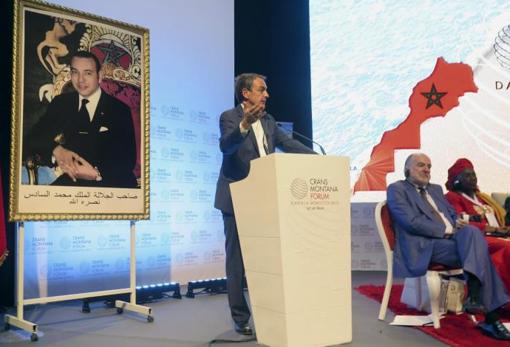 Zapatero en un foro en 2015, celebrado en Dajla, donde se incluía el Sáhara Occidental como marroquí en un mapa