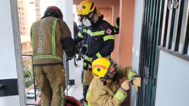 Imagen de los bomberos entrando en una vivienda de Benidorm donde encontraron el cadáver de un hombre de 55 años