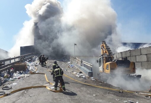 Firefighters put out the fire in an industrial warehouse in the Free Zone