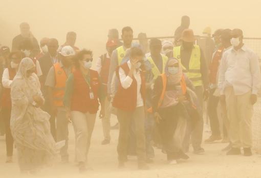 La Reina ha comprobado en medio de la tormenta de arena el funcionamiento del proyecto agrícola