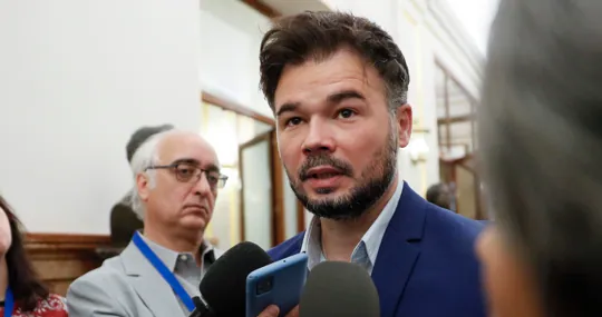 Gabriel Rufián (ERC) atiende a los medios en los pasillos del Congreso