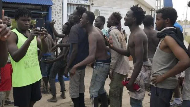 "FRONTERAS DE PAPEL" >> Casi un millar de subsaharianos rompen las puertas de acceso de la valla de Melilla de forma «organizada y violenta» Inmigrantes-melilla-kudB--620x349@abc